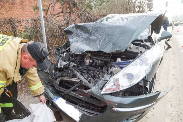Zderzenie dwóch osobówek na skrzyżowaniu Czaplinieckiej z Włókniarzy. Przyczyna? Ciągle ta sama...  [FOTO] - Zdjęcie główne