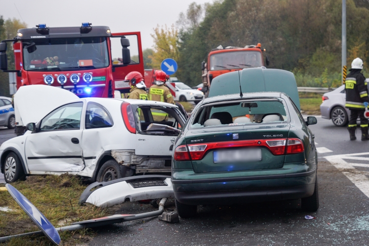 Groźny wypadek na drodze do kopalni. Na miejscu policja, straż i karetki pogotowia [FOTO] - Zdjęcie główne