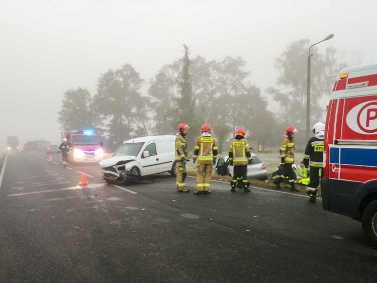 Opel wymusił pierwszeństwo, audi wylądowało w rowie. Dwie bełchatowianki w szpitalu [FOTO] - Zdjęcie główne