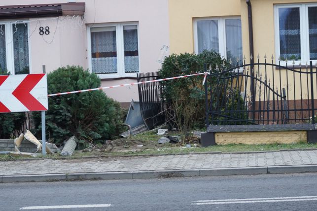 Skasował lampę, znak i ogrodzenie. Zatrzymał się dopiero  na ścianie domu na obrzeżach Bełchatowa [FOTO] - Zdjęcie główne