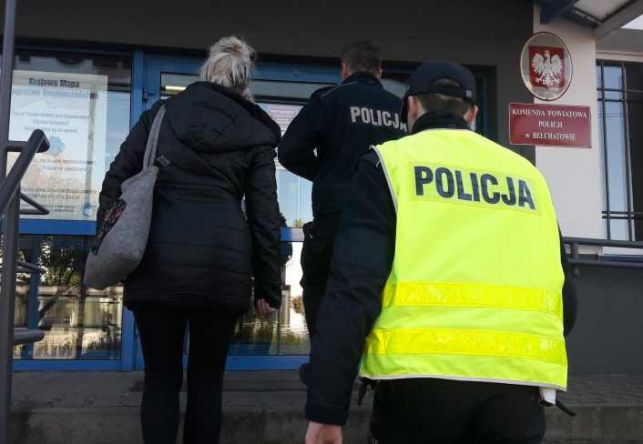 Kobieta spanikowała na widok policjantów z bełchatowskiej komendy. Usłyszała serię zarzutów - Zdjęcie główne