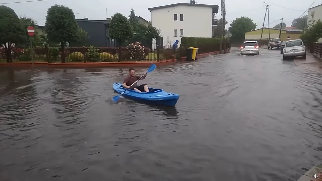 Pływał po ulicy... kajakiem. "Przy dzisiejszych cenach paliw idealna opcja" [WIDEO] - Zdjęcie główne