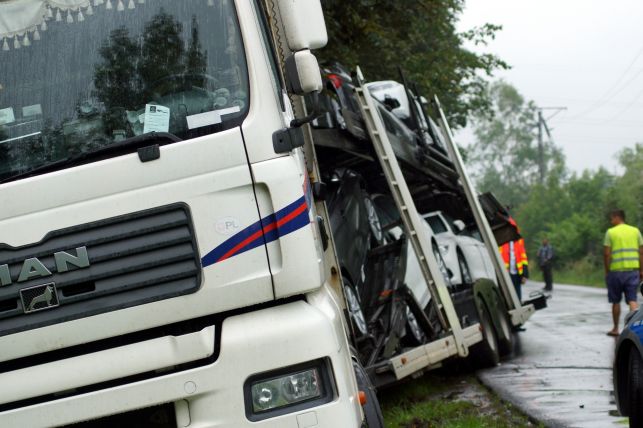 TIR z nowymi „beemkami” na płocie [FOTO] - Zdjęcie główne