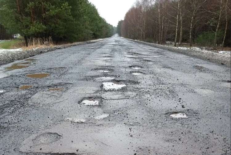 Pracownicy PGE niszczą auta na dziurawej drodze. ''To jest jakiś dramat''  - Zdjęcie główne