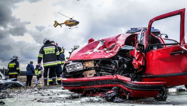 Groźny wypadek przed Drużbicami. 6 osób rannych. Śmigłowiec ratunkowy w akcji [FOTO][FILM] - Zdjęcie główne