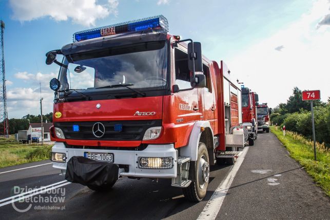 Wypadek na DK74. Silnik został na drodze, auto w rowie! - Zdjęcie główne