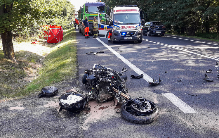 Motocykl zderzył się z osobówką. Nie żyje 44-letni mężczyzna, droga zablokowana [FOTO] - Zdjęcie główne