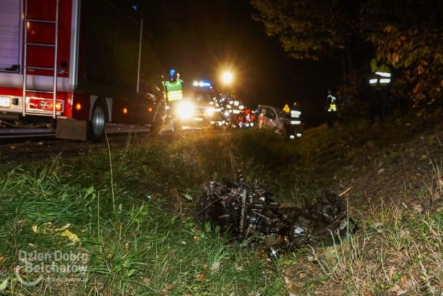 [AKTUALIZACJA] Koszmarny wypadek pod Bełchatowem. 4 osoby ranne, młody mężczyzna walczy o życie [FOTO]  - Zdjęcie główne