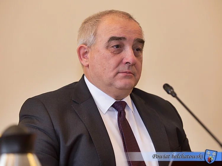 Wiceprzewodniczący Krzysztof Rybak zgromadził 14 914,67 zł oszczędności. Ponadto posiadał dom (147 m2) za 420 tys. zł. Na pracy w Elektrowni Bełchatów radny zarobił w 2021 roku 162 103,43 zł, a także otrzymał 21 462,25 zł diety. Miał też do spłaty 33 415,24 zł kredytu hipotecznego.