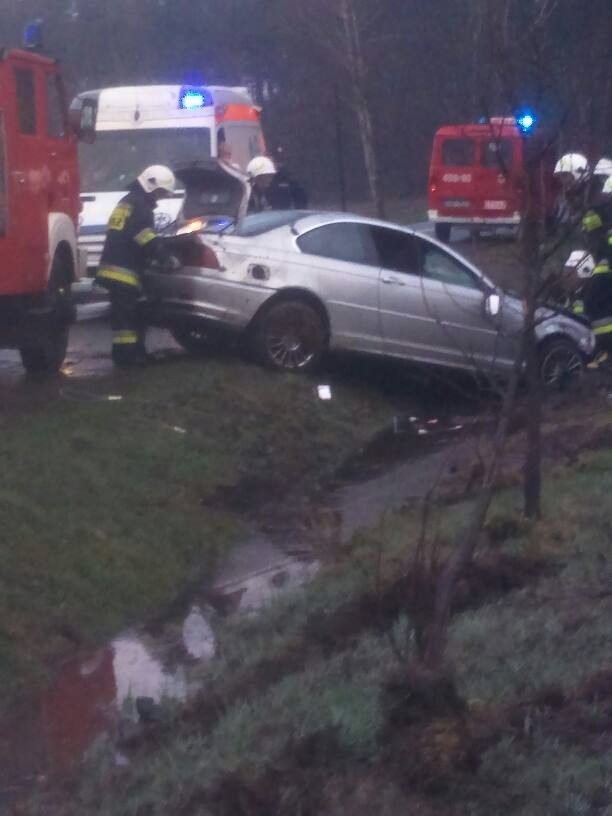 Strażacy musieli wyciągnąć BMW z rowu po dachowaniu [FOTO] - Zdjęcie główne