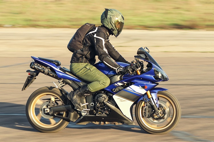 Motocyklista uciekał policji z Kleszczowa w kierunku Bełchatowa. Złapali go, gdy się tego nie spodziewał... - Zdjęcie główne