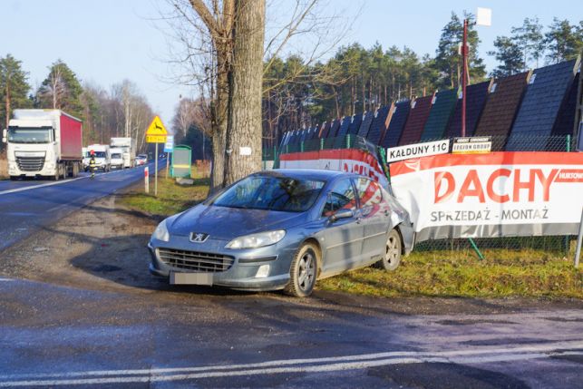 Wypadek w Kałdunach. Auto odbiło się od kapliczki i wjechało w ogrodzenie [FOTO] - Zdjęcie główne