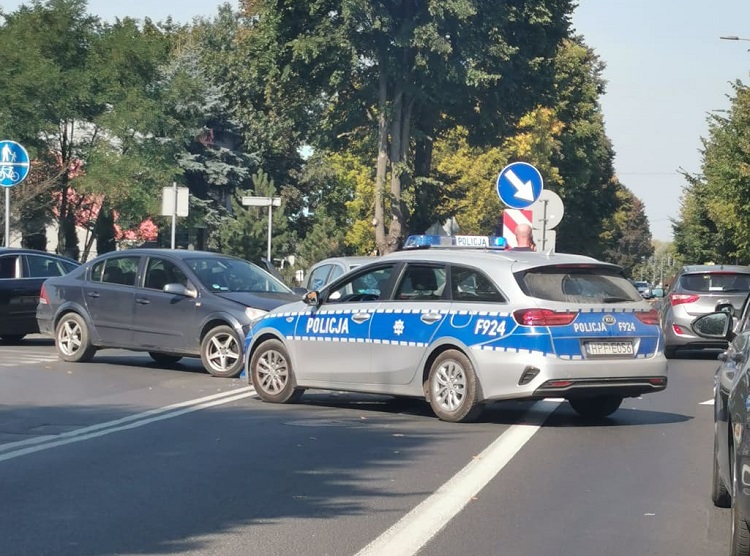 Na Wojska Polskiego zderzyły się dwie osobówki. Policja, straż i karetka na miejscu - Zdjęcie główne