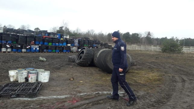 Zatrzymania w sprawie chemikaliów koło Chabielic. Co ustaliła do tej pory bełchatowska policja? - Zdjęcie główne