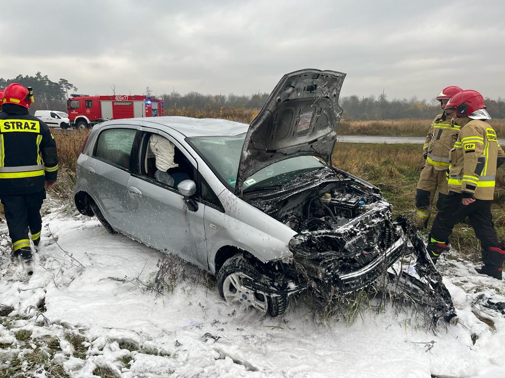 Groźny wypadek w Chabielicach. Auto wypadło z drogi i przekoziołkowało [FOTO] - Zdjęcie główne