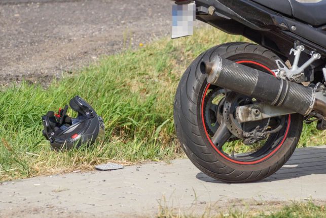 Wypadek między Bełchatowem, a Piotrkowem Trybunalskim. Motocyklista wjechał w osobówkę [FOTO] - Zdjęcie główne