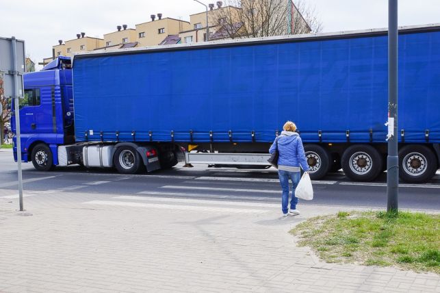 Dramatyczne sceny na Przytorzu. Pijany przechodzień wszedł pod TIRa [FOTO] - Zdjęcie główne