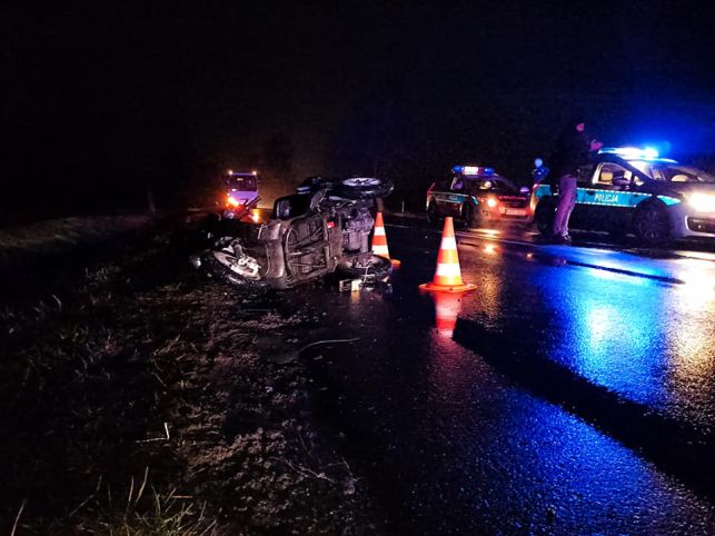 BMW z impetem wjechało w elektryczny skuter. Ranny kierowca trafił do szpitala. Oto efekt jazdy bez świateł [FOTO] - Zdjęcie główne