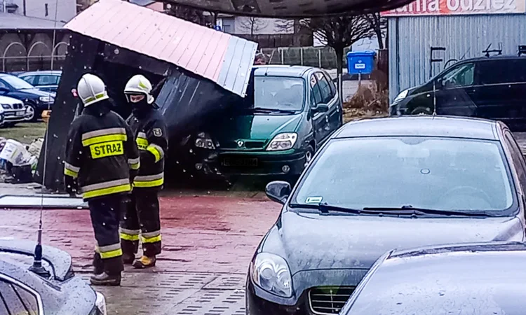 Blaszak powalony na samochód i zerwany dach. Atak wichury w powiecie bełchatowskim - Zdjęcie główne