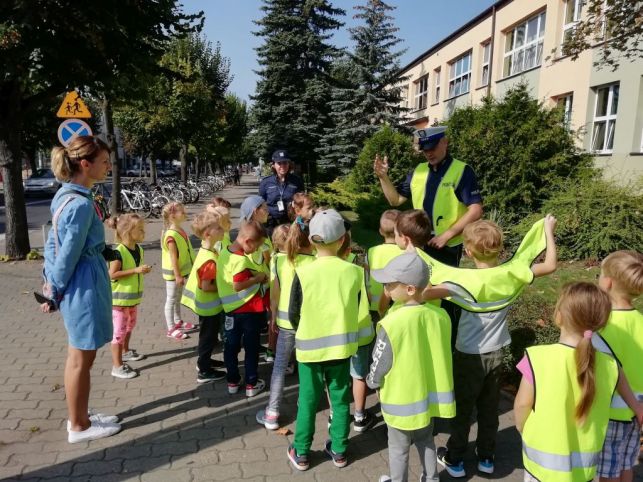 Policjanci znów wzięli edukację najmłodszych w swoje ręce. Ruszyły spotkania profilaktyczne [FOTO] - Zdjęcie główne