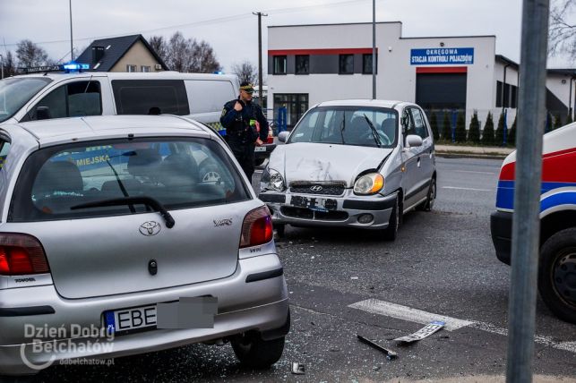 Wypadek na Wojska Polskiego, pasażer w szpitalu. Wszystko przez uprzejmość [FOTO] - Zdjęcie główne