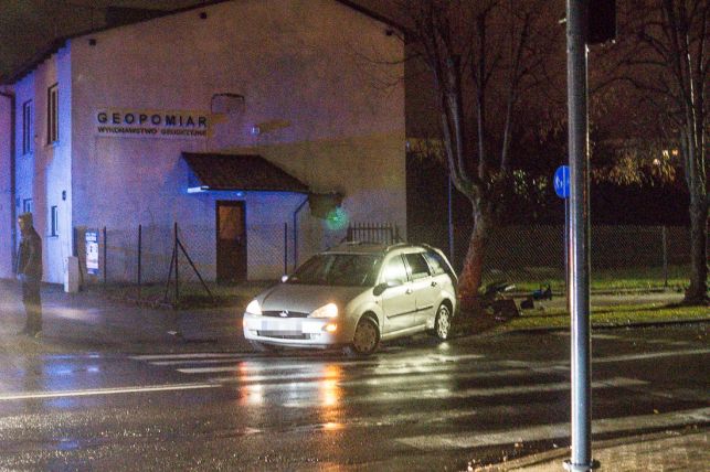 Mercedes w forda, ford w sygnalizator... i na Kwiatowej nie mamy świateł [FOTO] - Zdjęcie główne