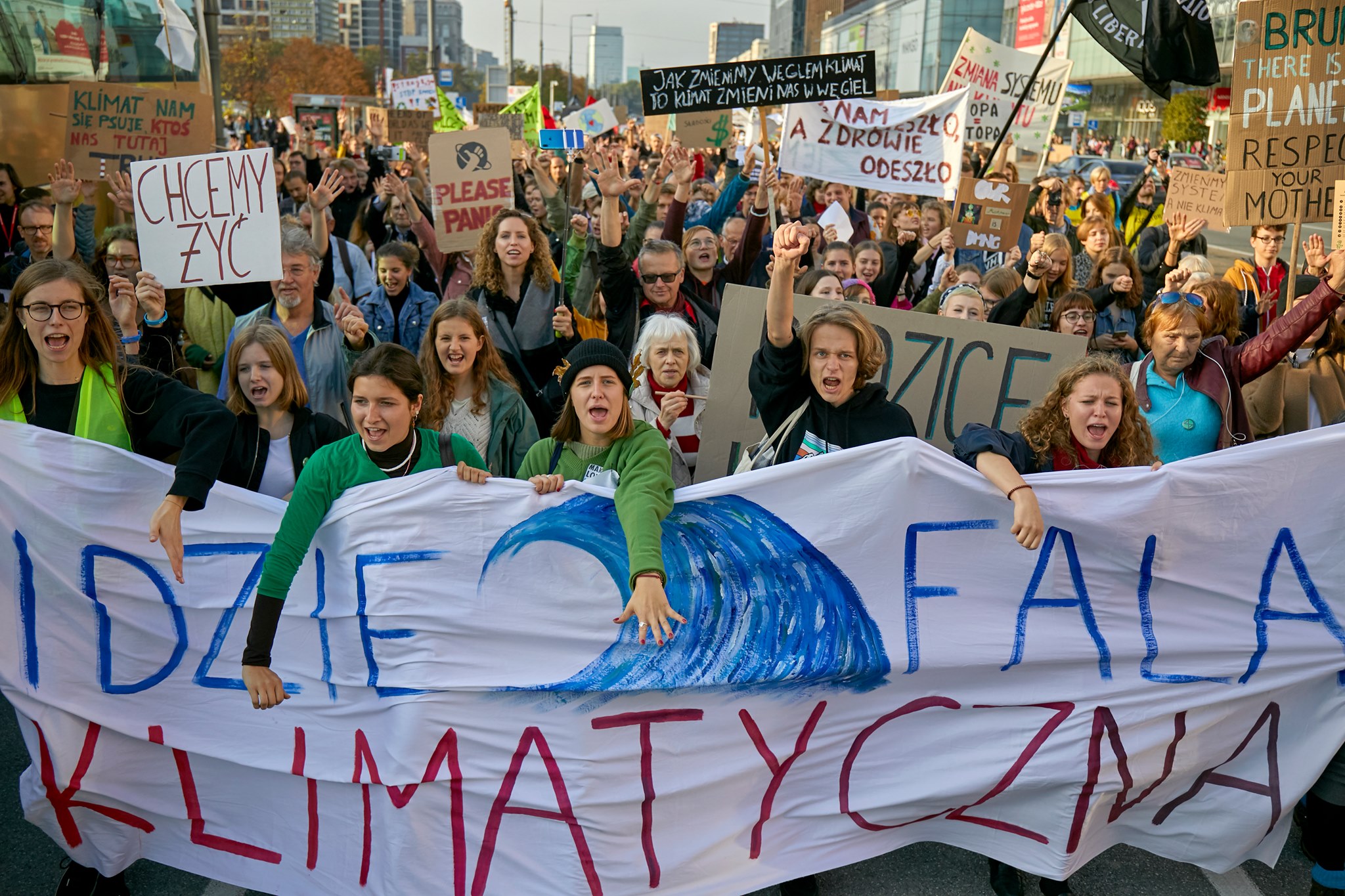 Aktywistki zaśpiewają kolędy o... kopalni i elektrowni. Happening przed urzędem w sprawie rezygnacji z węgla - Zdjęcie główne