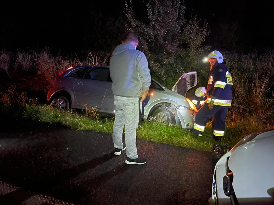 Samochód wpadł do rowu. Kierowca próbował uniknąć zderzenia [FOTO] - Zdjęcie główne