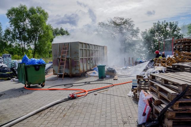 Płonął kontener pod marketem budowlanym. W akcji dwa zastępy straży pożarnej [FOTO]  - Zdjęcie główne