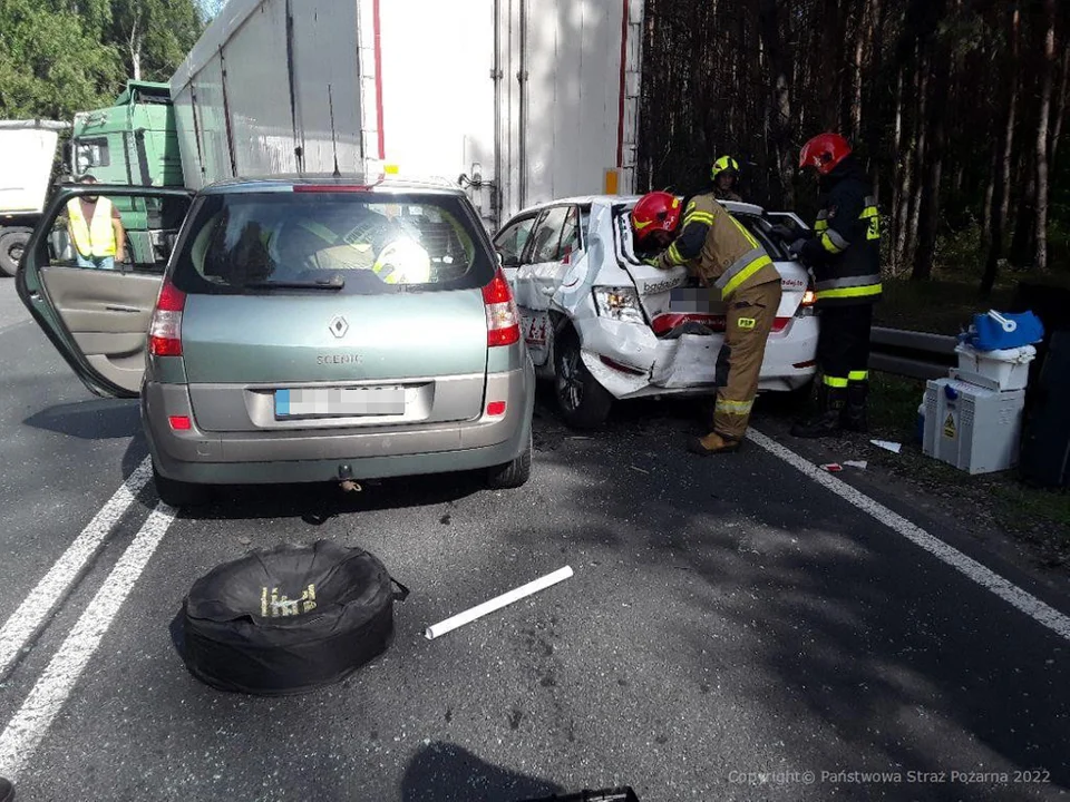 Dwa samochody wjechały w ciężarówkę. Ranny mężczyzna trafił do bełchatowskiego szpitala [FOTO] - Zdjęcie główne