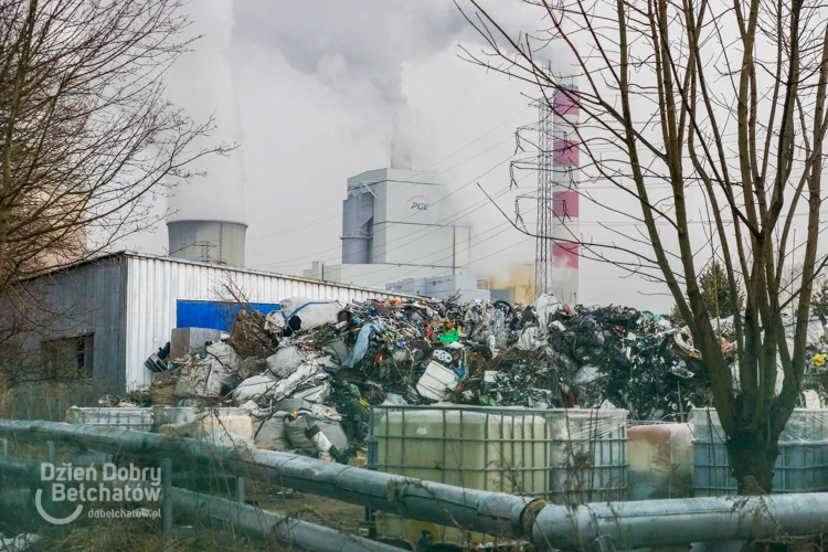 Tysiące ton chemikaliów koło elektrowni Bełchatów nadal straszą. Koszt ich uprzątnięcia jest szokujący! - Zdjęcie główne