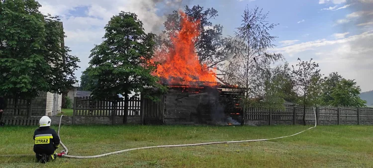 Piorun uderzył w budynek i wywołał pożar. Bilans burzy w powiecie bełchatowskim [VIDEO] - Zdjęcie główne