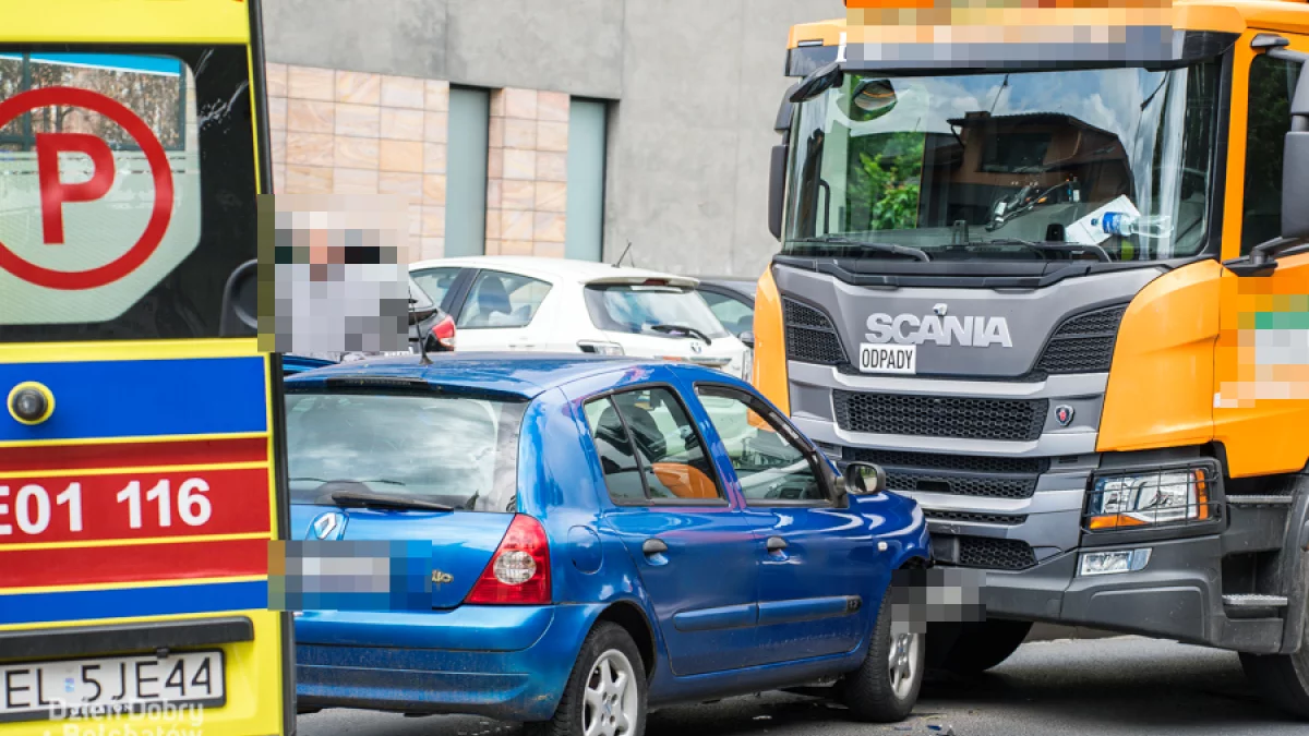 Groźny wypadek przy bełchatowskim targowisku. Na miejscu służby, są utrudnienia w ruchu [FOTO]