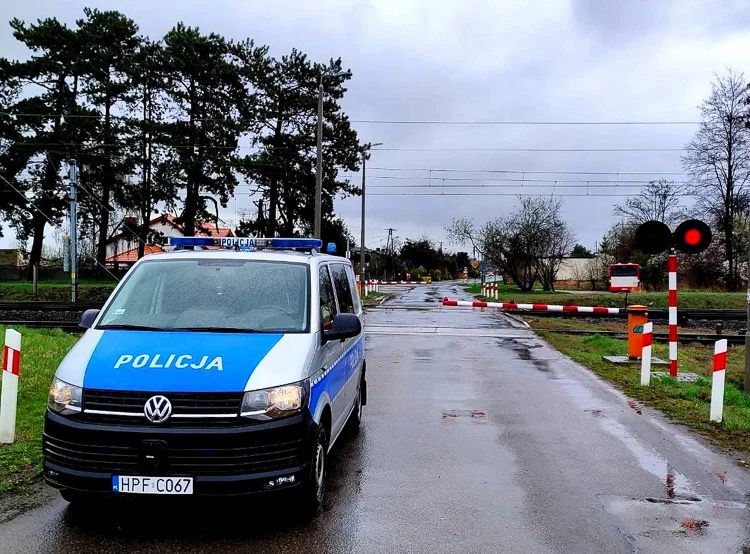 Poszedł na tory, bo chciał odebrać sobie życie. Policję zaalarmowała zrozpaczona żona - Zdjęcie główne