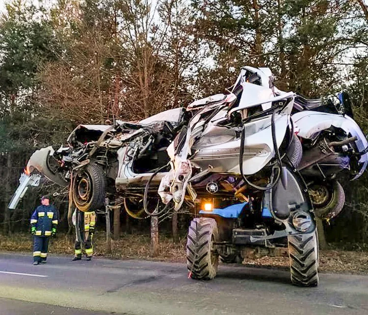 Kierowcę wyciągali ze zmiażdżonego auta. Policja wyjaśnia, jak doszło do wypadku - Zdjęcie główne