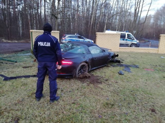 Kradzione porsche rozbite na ogrodzeniu. Kierowcę tropili policjanci, psy i śmigłowiec z kamerą termowizyjną - Zdjęcie główne