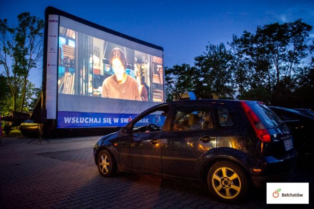 Pierwszy seans kina samochodowego w Bełchatowie.  Kierowcy oglądali film na wielkim ekranie [FOTO] - Zdjęcie główne