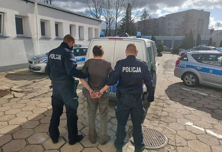 Rzucił się z widłami na policjantów. Obezwładnili 41-latka paralizatorem  - Zdjęcie główne