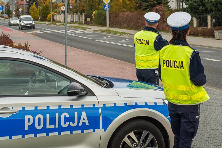 Audi na widok policji zjechało z drogi, patrol ruszył za osobówką. Przeczucie ich nie myliło... - Zdjęcie główne