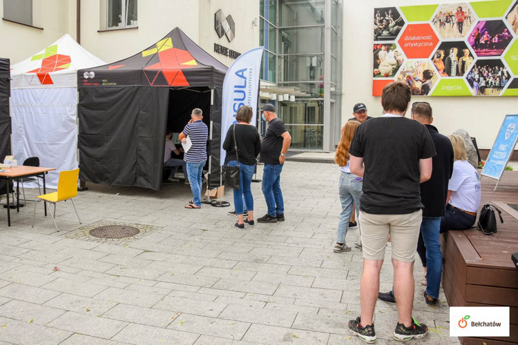 Szczepią bełchatowian na placu Narutowicza. Chętni czekali w kolejce przed namiotem [FOTO] - Zdjęcie główne