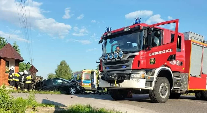 Tragiczne zderzenie pod Zelowem. Trwa walka o życie jednego z kierowców - Zdjęcie główne