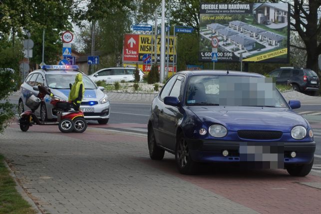 Wjechał w starszą kobietę na wózku inwalidzkim. Karetka i policja na ulicy Wojska Polskiego [FOTO] - Zdjęcie główne