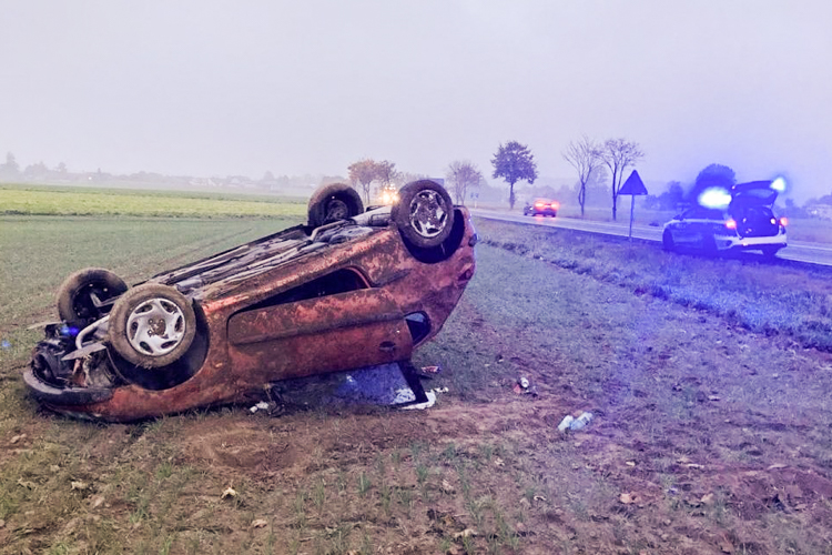 Osobówka wypadła z drogi i dachowała. Na miejscu tylko... puszki po piwie - Zdjęcie główne