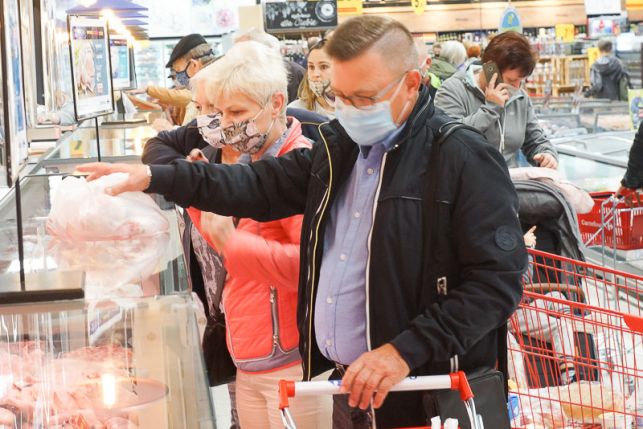 Tłumy bełchatowian na otwarciu Carrefoura. Co sklep przygotował dla pierwszych klientów? [FOTO] - Zdjęcie główne