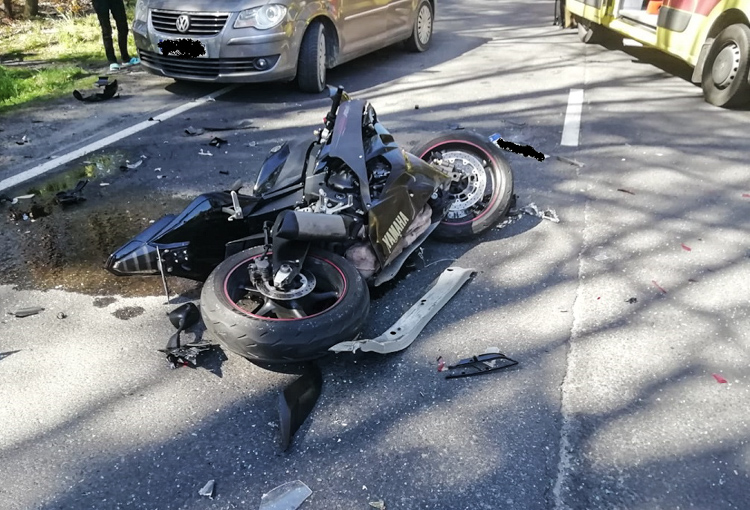 Rozpędzony motocykl uderzył w osobówkę. Na miejscu śmigłowiec LPR - Zdjęcie główne