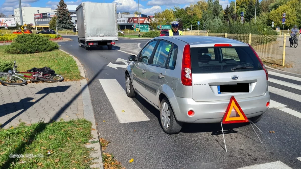 Groźny wypadek na bełchatowskim rondzie. Rowerzystka potrącona przez samochód - Zdjęcie główne