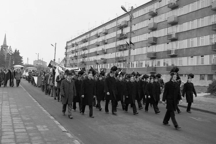 Górnicze pochody, krupniok i medale. Zobacz, jak kiedyś świętowano Barbórkę [FOTO] - Zdjęcie główne