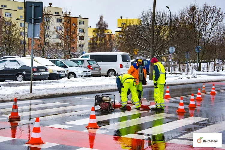 Montują "wysepkę" na jednej z głównych ulic w Bełchatowie. Kierowcy będą musieli zwolnić - Zdjęcie główne