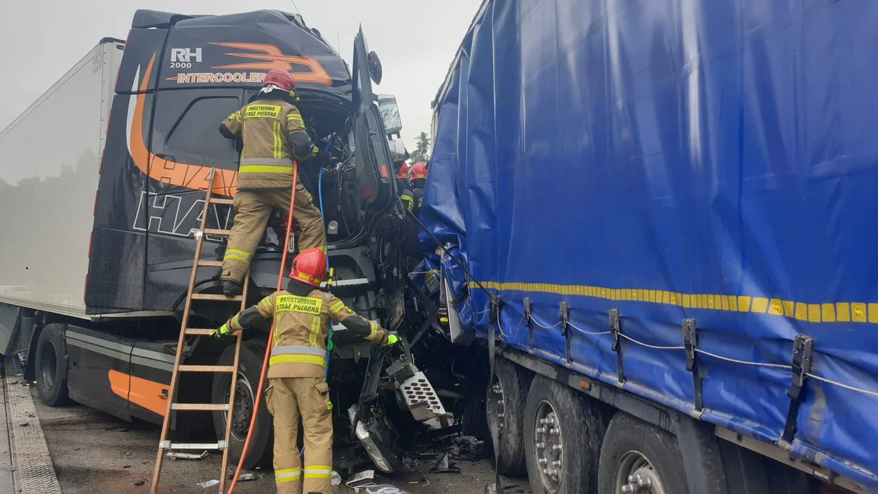 Śmiertelny wypadek na A1, nie żyje kobieta. Droga jest zablokowana [FOTO] - Zdjęcie główne