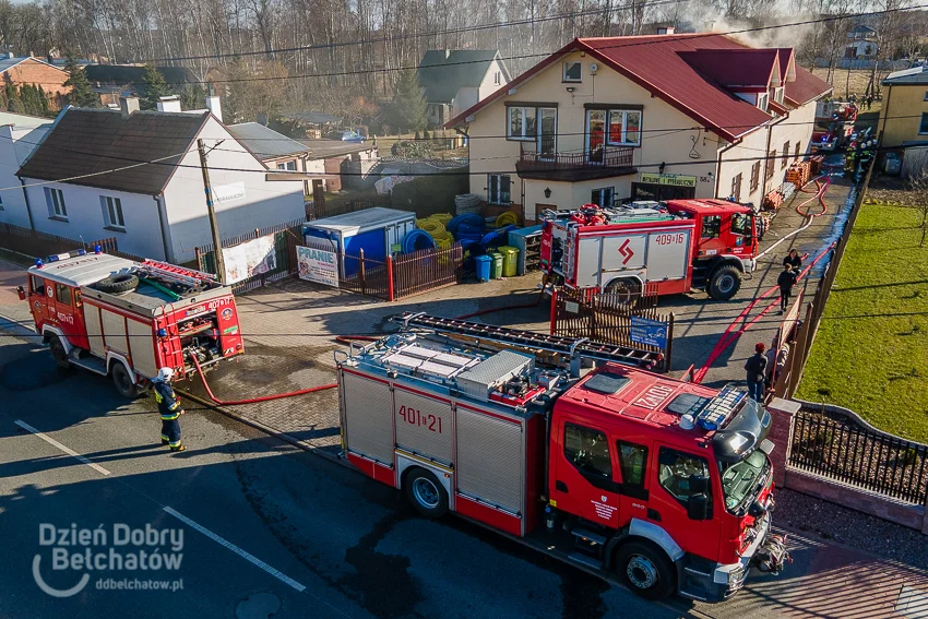 Pożar przy hurtowni hydraulicznej. Pięć zastępów straży pożarnej walczyło z ogniem [FOTO][VIDEO] - Zdjęcie główne